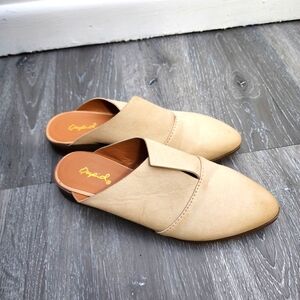 Qupid Size 5.5 Women's Cream Slip-On Shoes